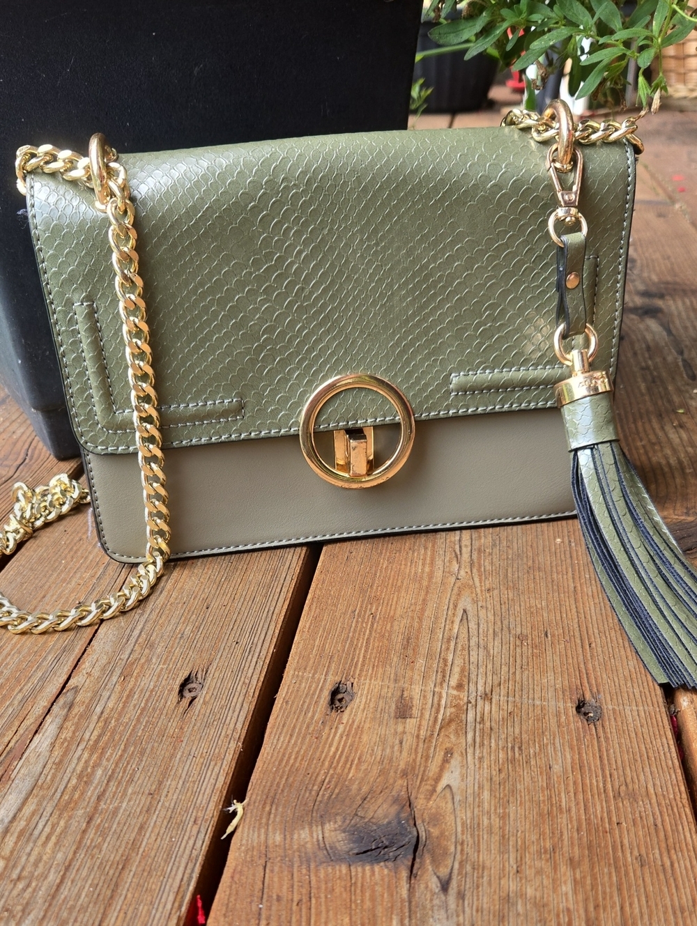 Sac A main ,Olive Green Two-Tone Crossbody with Gold Chain